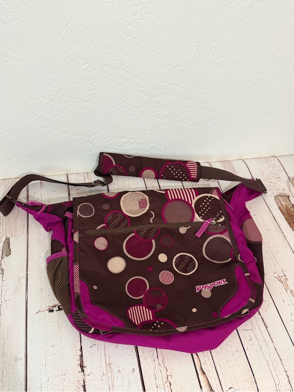 Jansport Y2K vintage Brown Messenger Bag with Magenta Accents and Circular Print